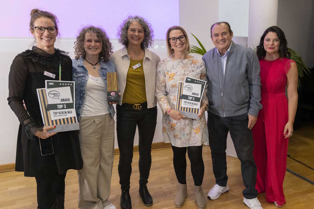 Gruppenfoto mit der Top 3 in der Kategorie Top NGOO/Verein mit Sara Buschmann, Franziska B&uuml;schelberger, Katrin Fuchs, Jana Schandua, Wolfram Kons, Nadine Quosdorf