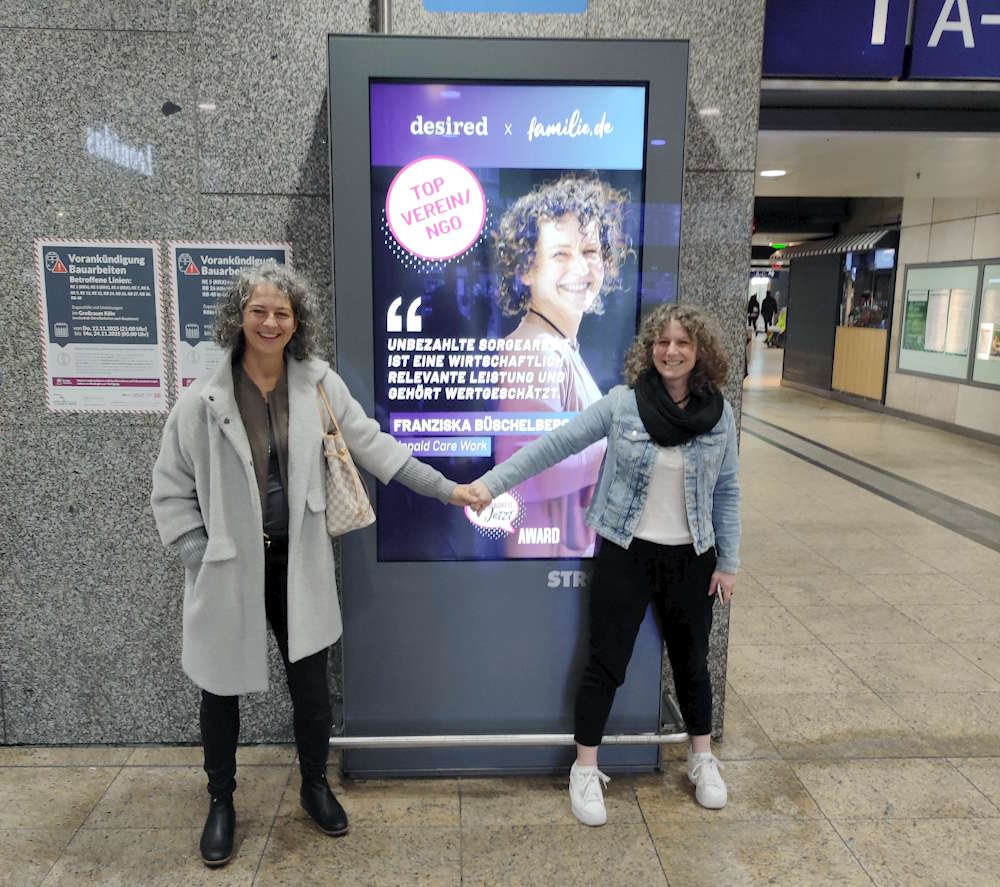 Str&ouml;er-Display am K&ouml;lner Hbf mit Katrin Fuchs und Franziska B&uuml;schelberger