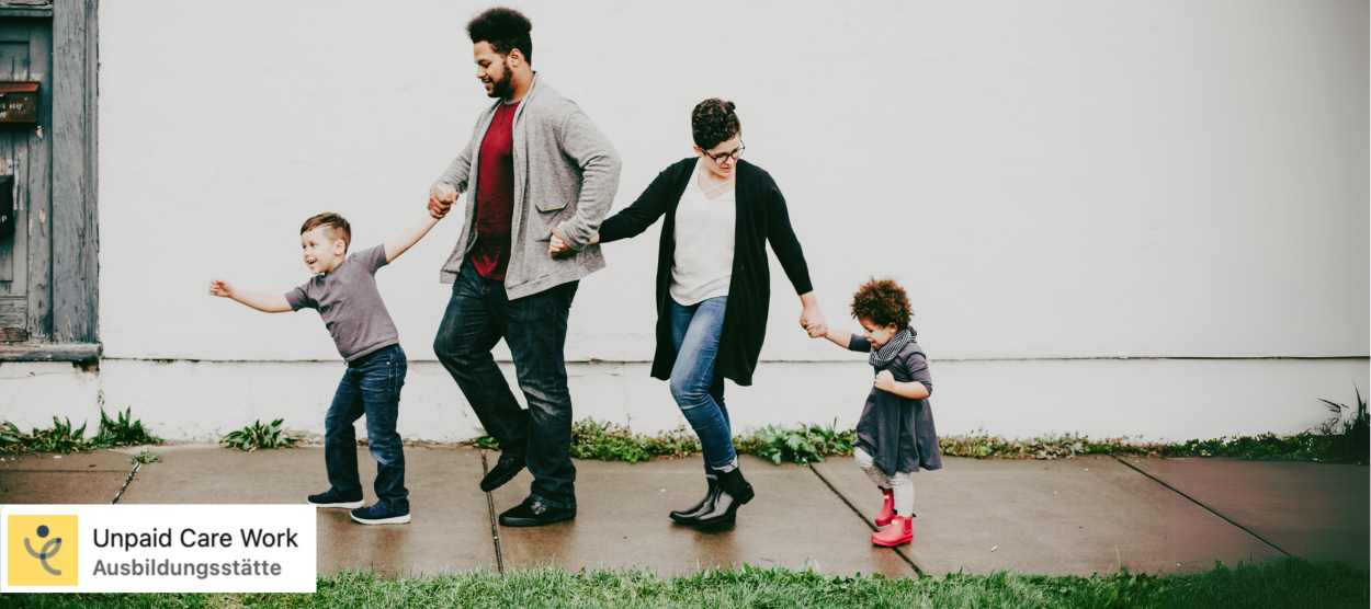 Familie mit Mutter, Vater und zwei Kindern l&auml;uft einen Weg entlang, auf dem Foto ist das Logo der Bildungsst&auml;tte Unpaid Care Work zu sehen