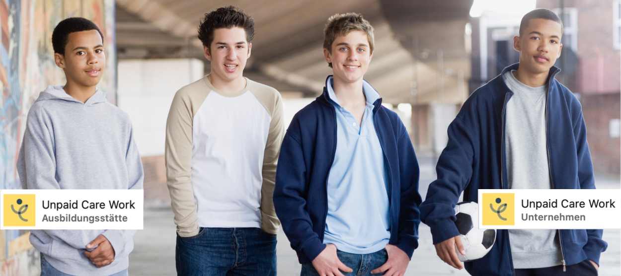 vier Teenager Boys lachen freundlich in Kamera und auf dem Bild vorne drauf ist das Logo von Unpaid Care Work